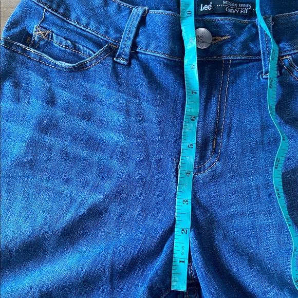 Lee Women's Classic Blue Jean Shorts - Picture 5 of 6